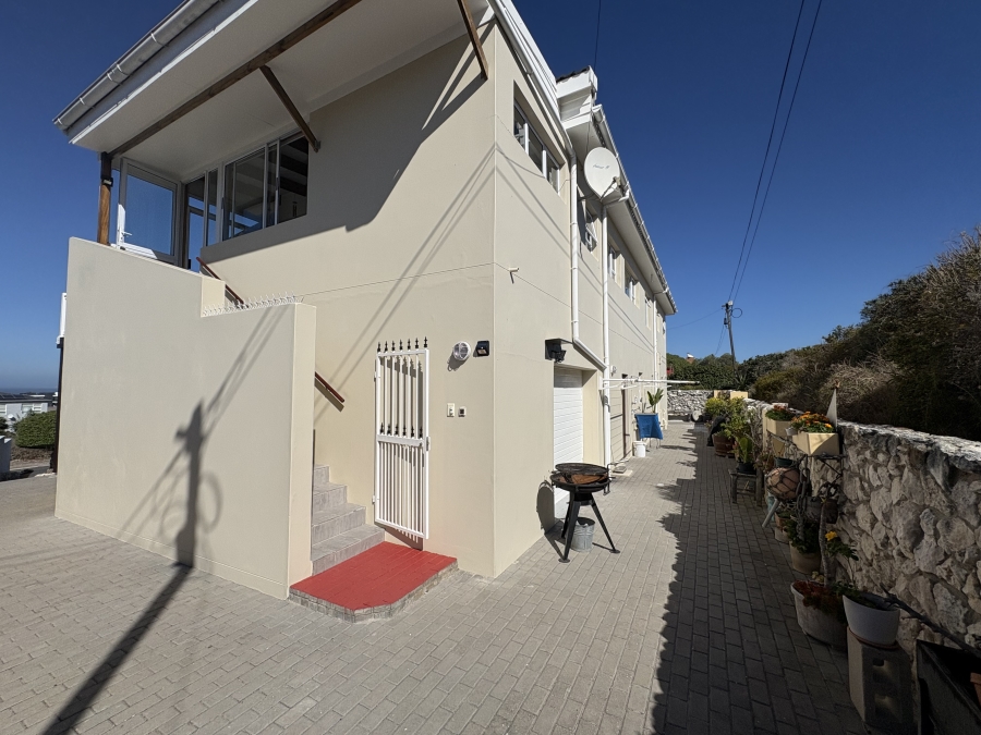 4 Bedroom Property for Sale in Pearl Bay Western Cape